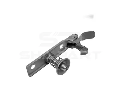 4.68349 Engine hood slot