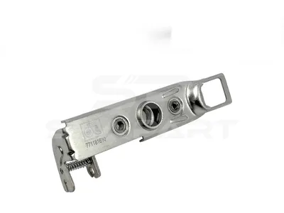 4.68423 Engine hood slot